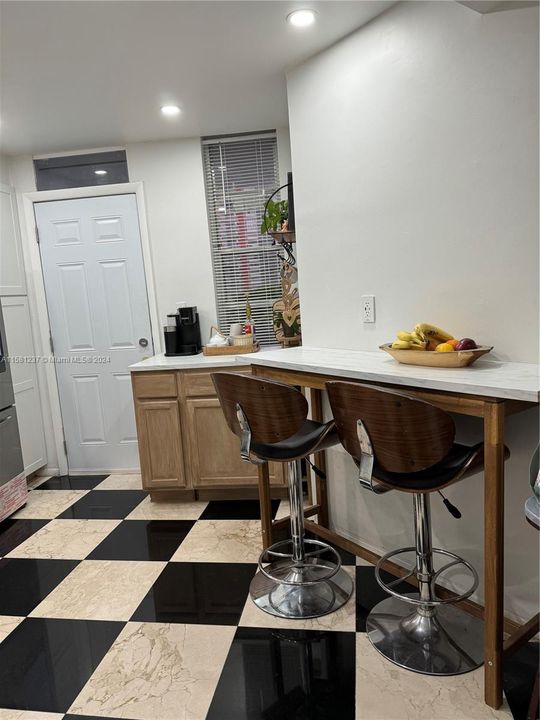 For Sale: $200,000 (1 beds, 2 baths, 940 Square Feet)