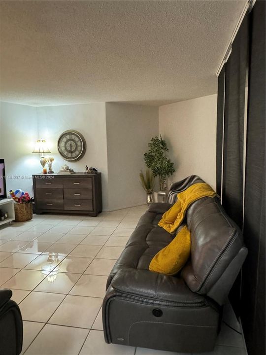 For Sale: $200,000 (2 beds, 1 baths, 940 Square Feet)