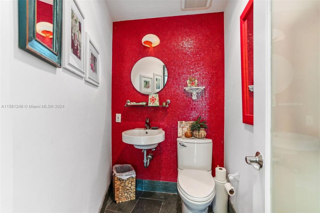 待售: $2,850,000 (2 贝兹, 2 浴室, 1960 平方英尺)