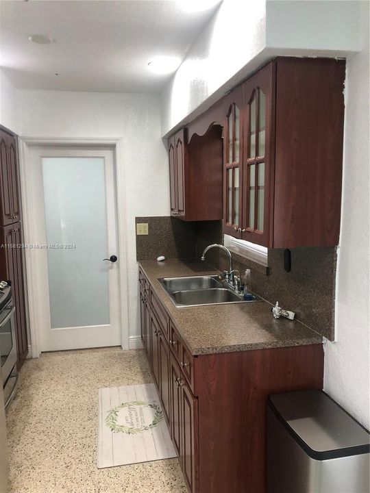 Active With Contract: $2,300 (1 beds, 1 baths, 1143 Square Feet)