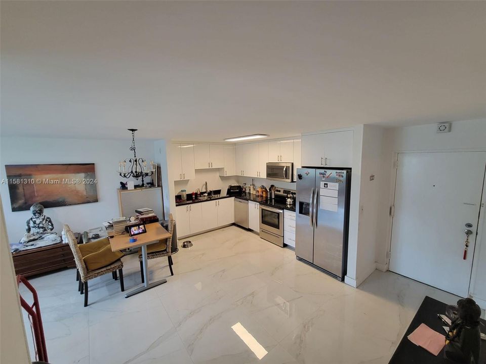 Active With Contract: $1,990 (2 beds, 2 baths, 1075 Square Feet)