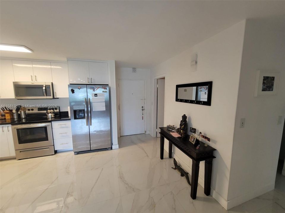 Active With Contract: $1,990 (2 beds, 2 baths, 1075 Square Feet)