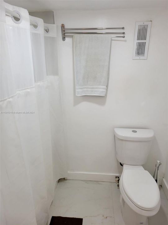 Active With Contract: $1,990 (2 beds, 2 baths, 1075 Square Feet)