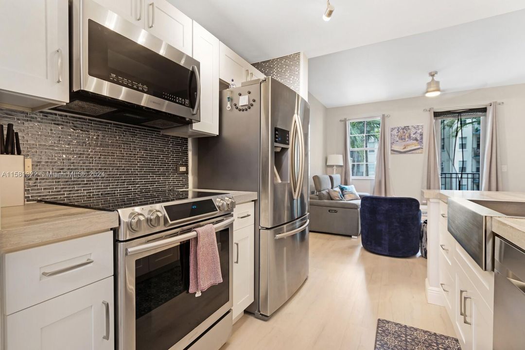 For Sale: $400,000 (1 beds, 1 baths, 780 Square Feet)