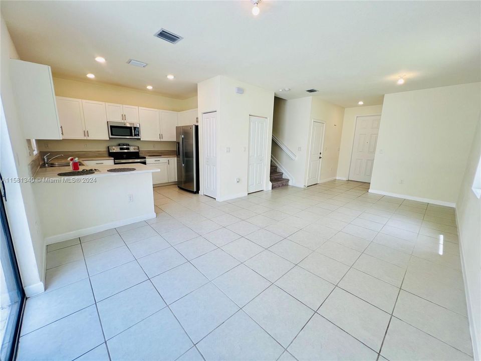 For Rent: $3,300 (3 beds, 2 baths, 1376 Square Feet)