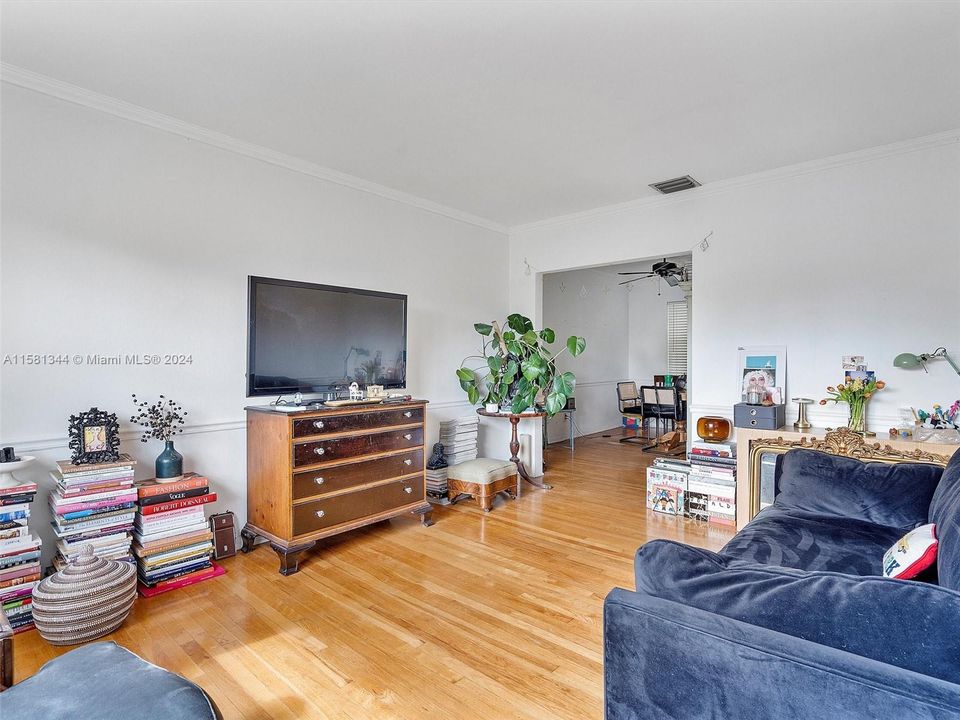 For Sale: $320,000 (2 beds, 1 baths, 754 Square Feet)