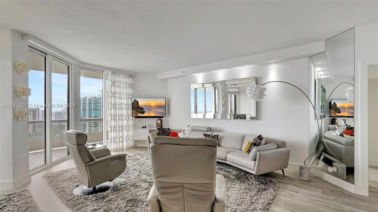 For Sale: $1,075,000 (2 beds, 2 baths, 1647 Square Feet)