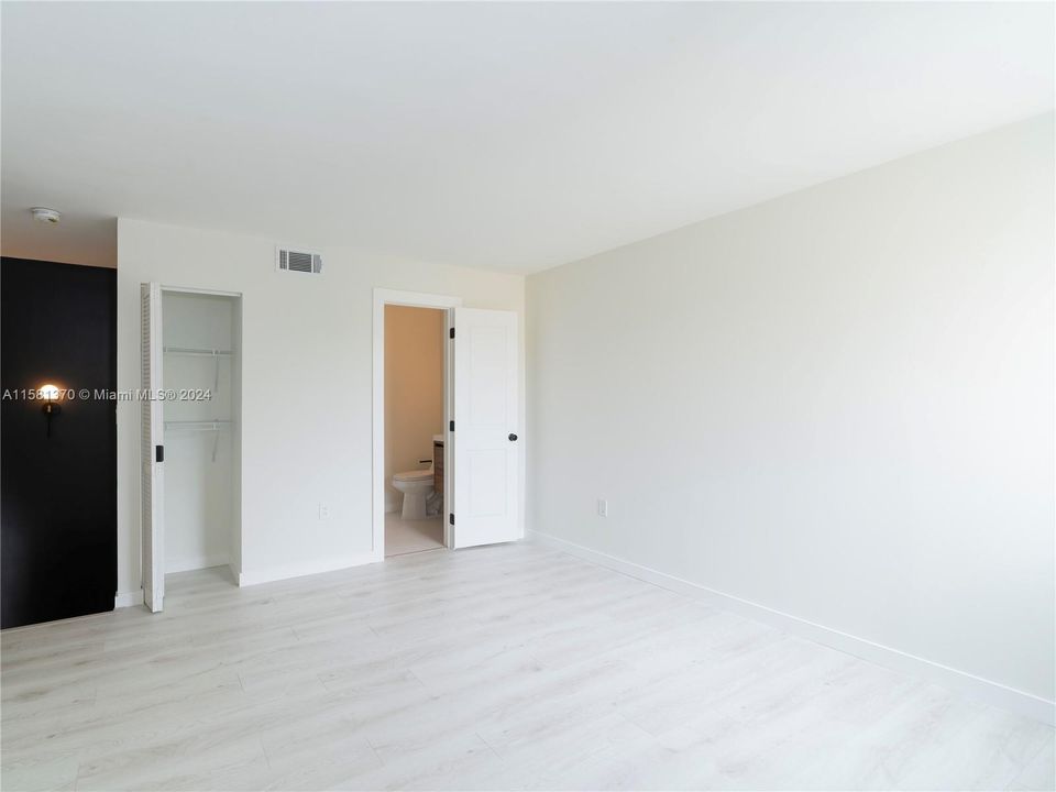 Active With Contract: $2,375 (1 beds, 1 baths, 900 Square Feet)