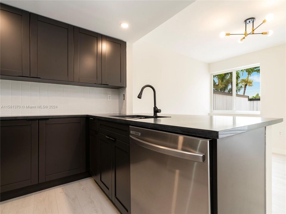Active With Contract: $2,375 (1 beds, 1 baths, 900 Square Feet)