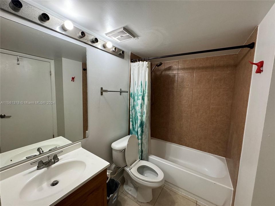 Под контрактом: $1,600 (1 спален, 1 ванн, 816 Квадратных фут)