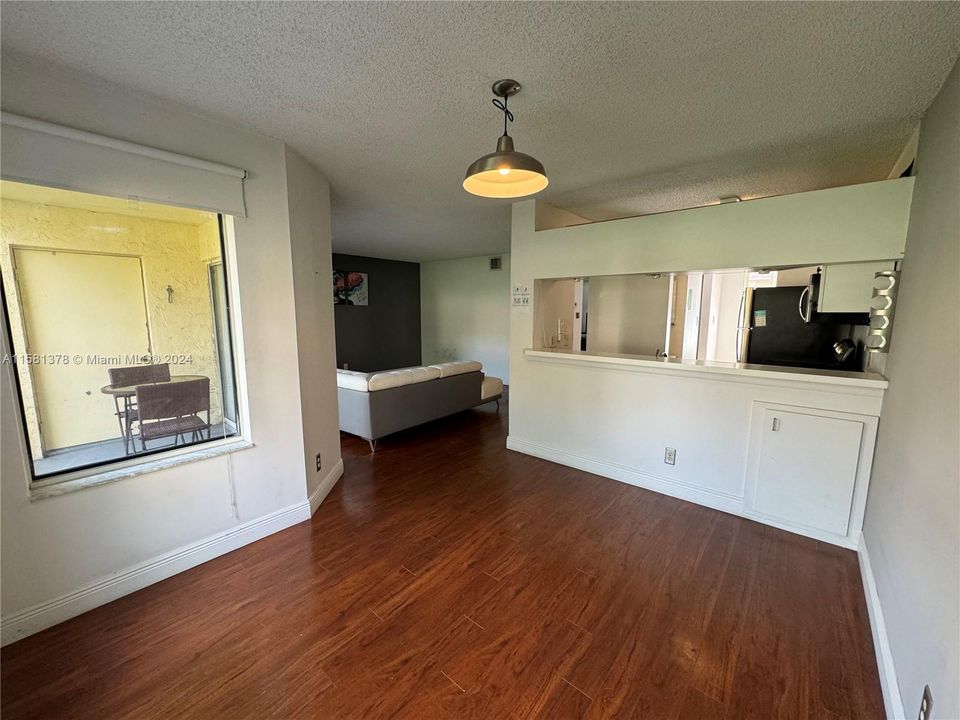 Active With Contract: $1,600 (1 beds, 1 baths, 816 Square Feet)