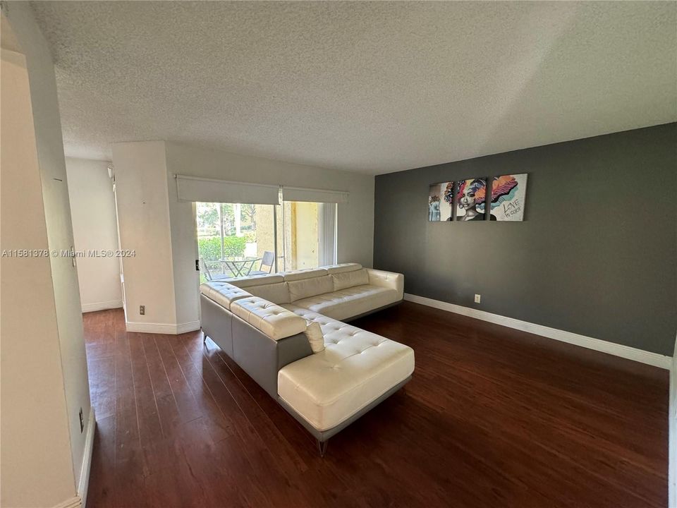 Active With Contract: $1,600 (1 beds, 1 baths, 816 Square Feet)