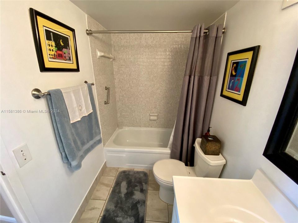 Active With Contract: $239,000 (1 beds, 1 baths, 800 Square Feet)