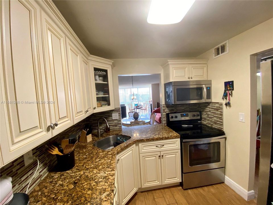 For Sale: $239,000 (1 beds, 1 baths, 800 Square Feet)