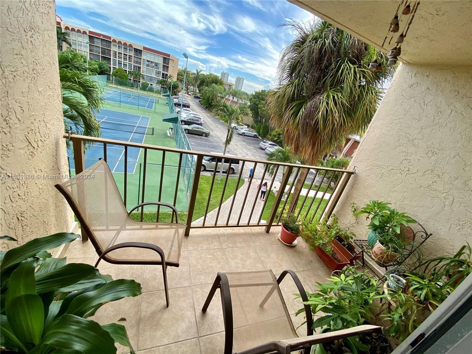 Active With Contract: $239,000 (1 beds, 1 baths, 800 Square Feet)