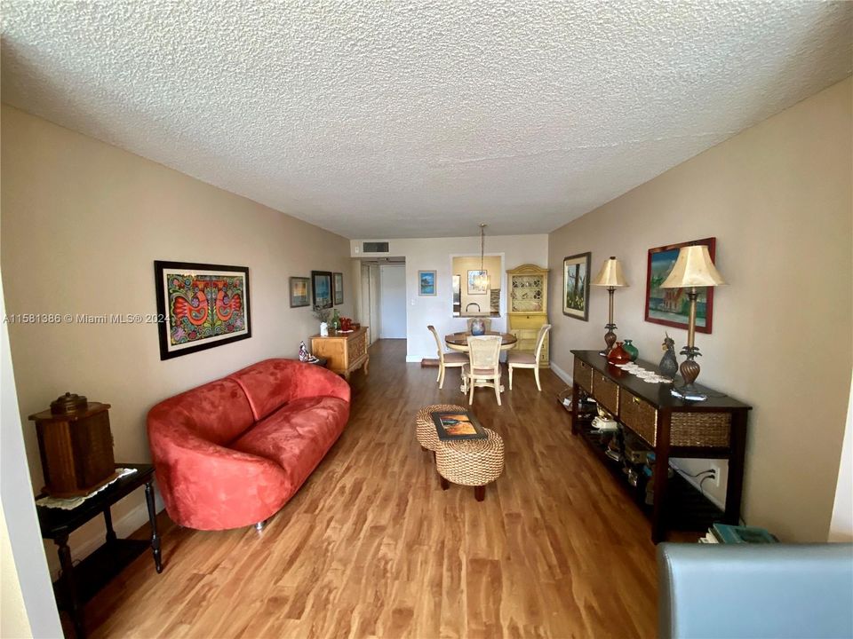 For Sale: $239,000 (1 beds, 1 baths, 800 Square Feet)