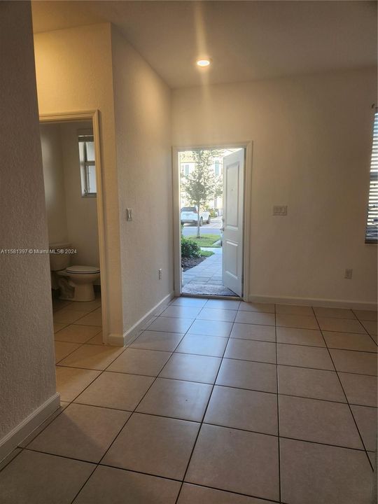 Active With Contract: $2,600 (3 beds, 2 baths, 1483 Square Feet)
