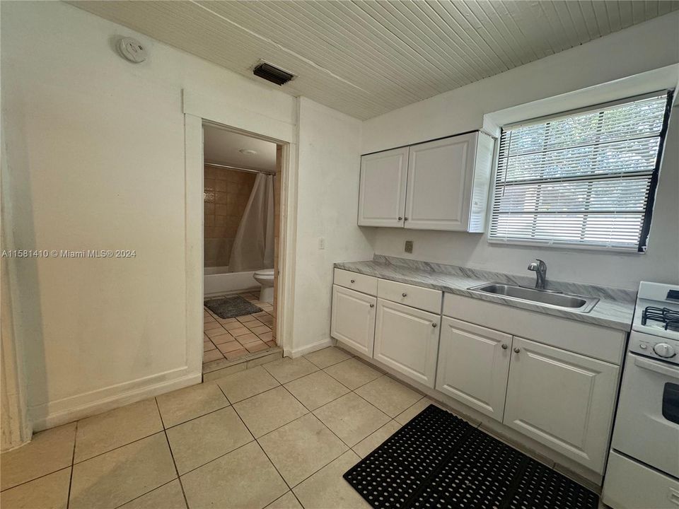 For Rent: $2,500 (2 beds, 1 baths, 1955 Square Feet)