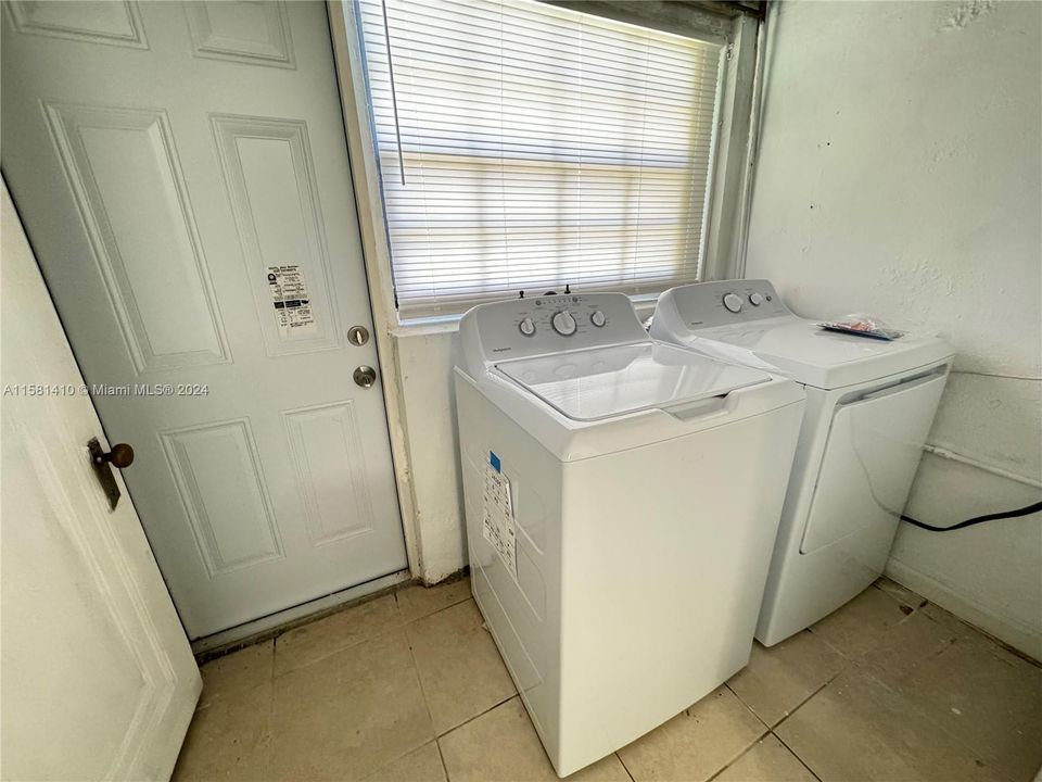 For Rent: $2,500 (2 beds, 1 baths, 1955 Square Feet)