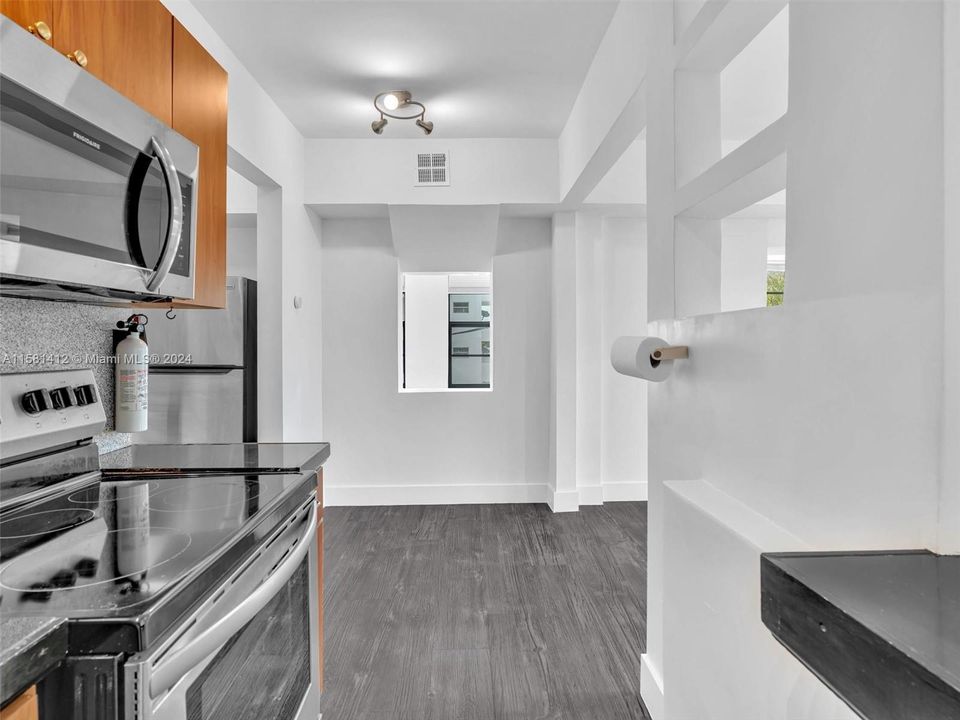 Active With Contract: $1,990 (0 beds, 1 baths, 530 Square Feet)