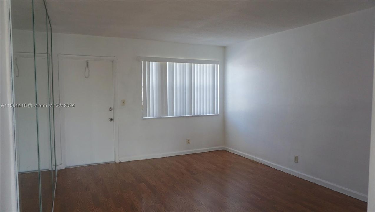 For Sale: $180,000 (1 beds, 1 baths, 562 Square Feet)