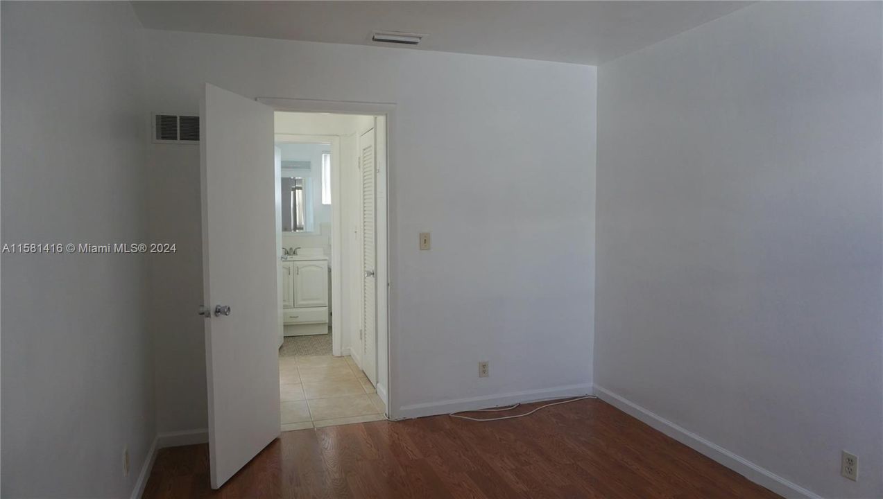 For Sale: $170,000 (1 beds, 1 baths, 562 Square Feet)