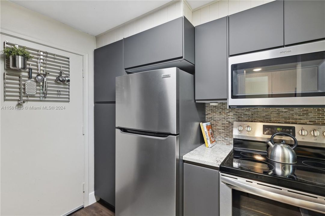 For Rent: $2,975 (1 beds, 1 baths, 804 Square Feet)