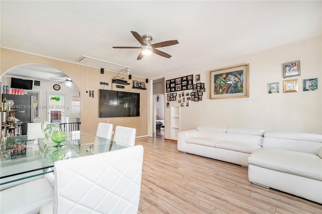 For Sale: $365,000 (2 beds, 1 baths, 960 Square Feet)