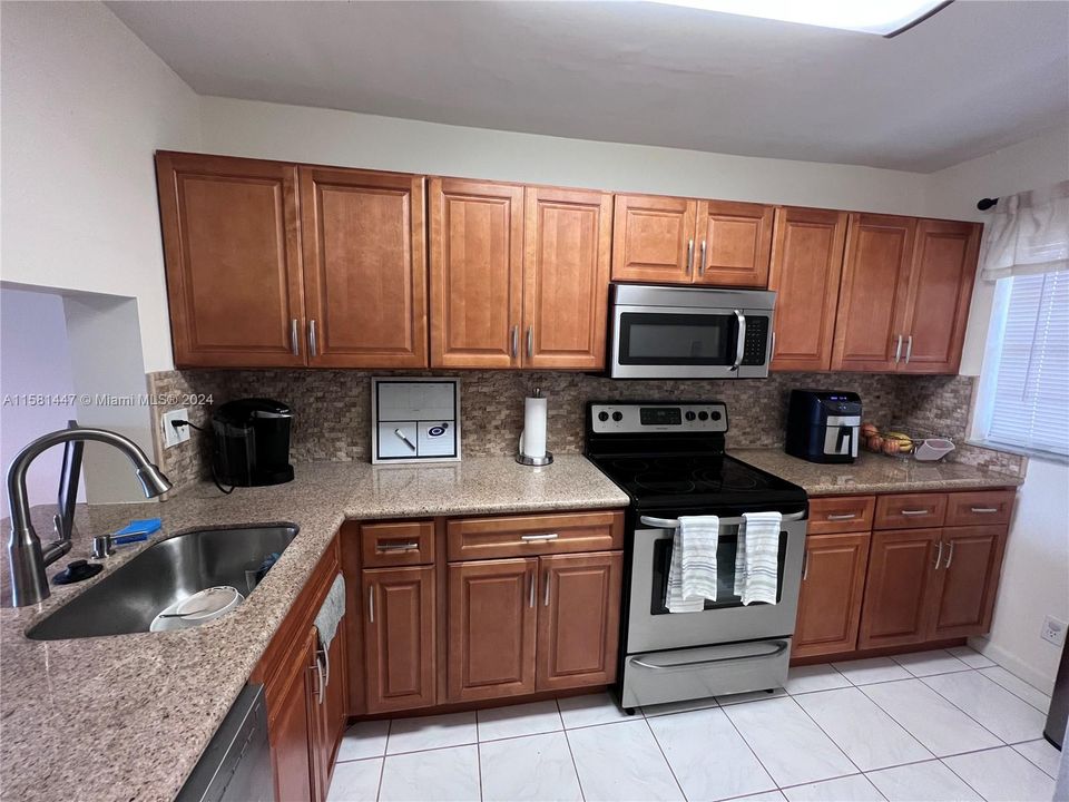 Active With Contract: $247,999 (2 beds, 2 baths, 1100 Square Feet)