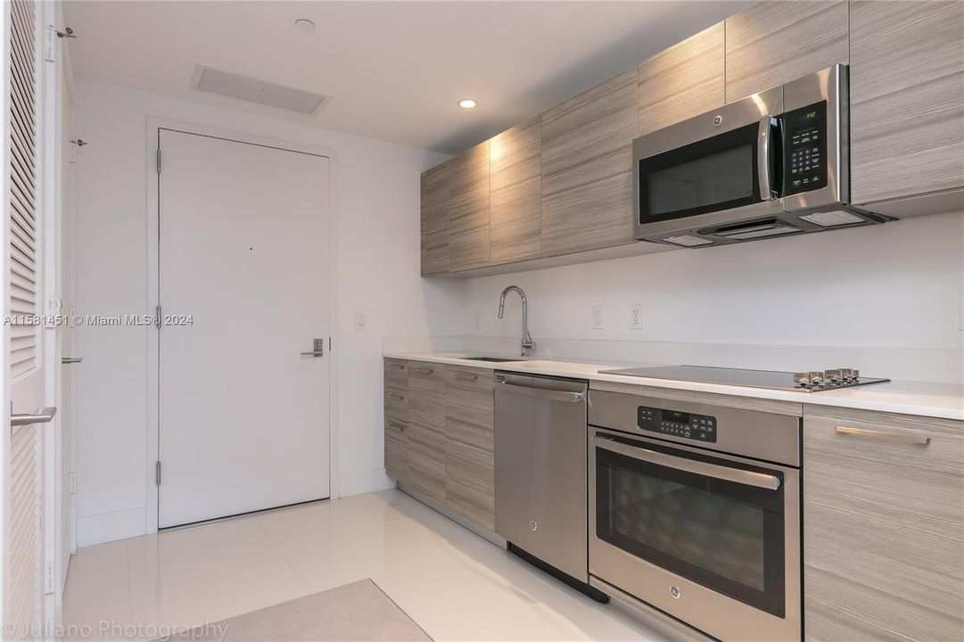 For Rent: $3,350 (1 beds, 1 baths, 838 Square Feet)