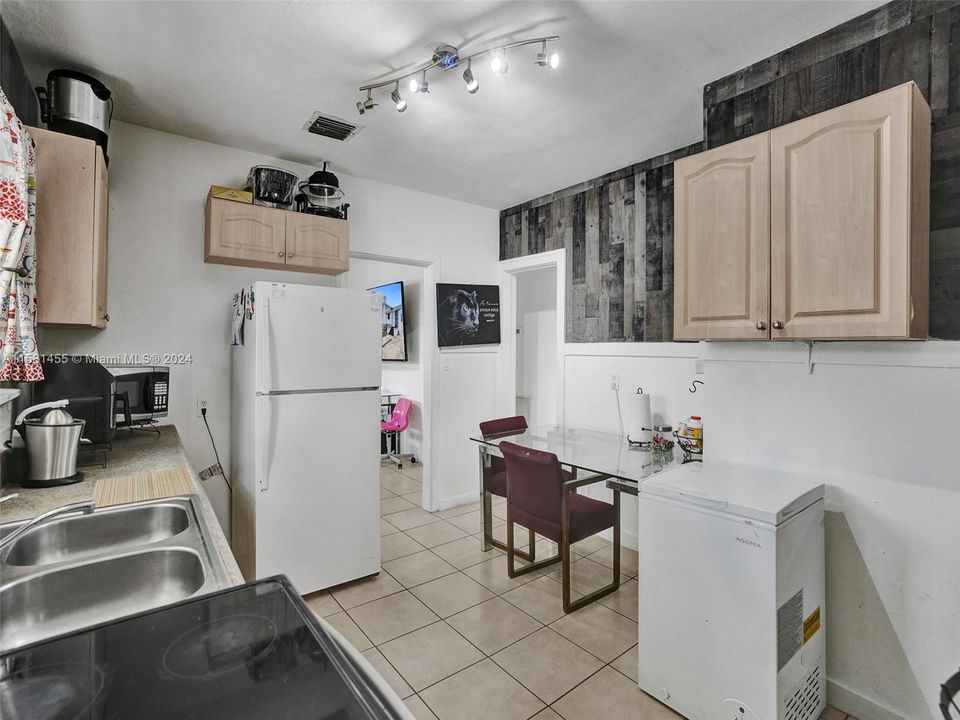 Active With Contract: $389,999 (4 beds, 1 baths, 1156 Square Feet)