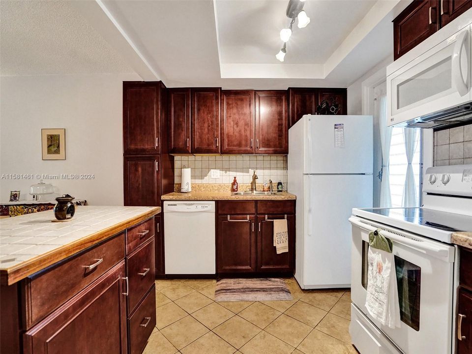 For Sale: $175,000 (1 beds, 1 baths, 672 Square Feet)