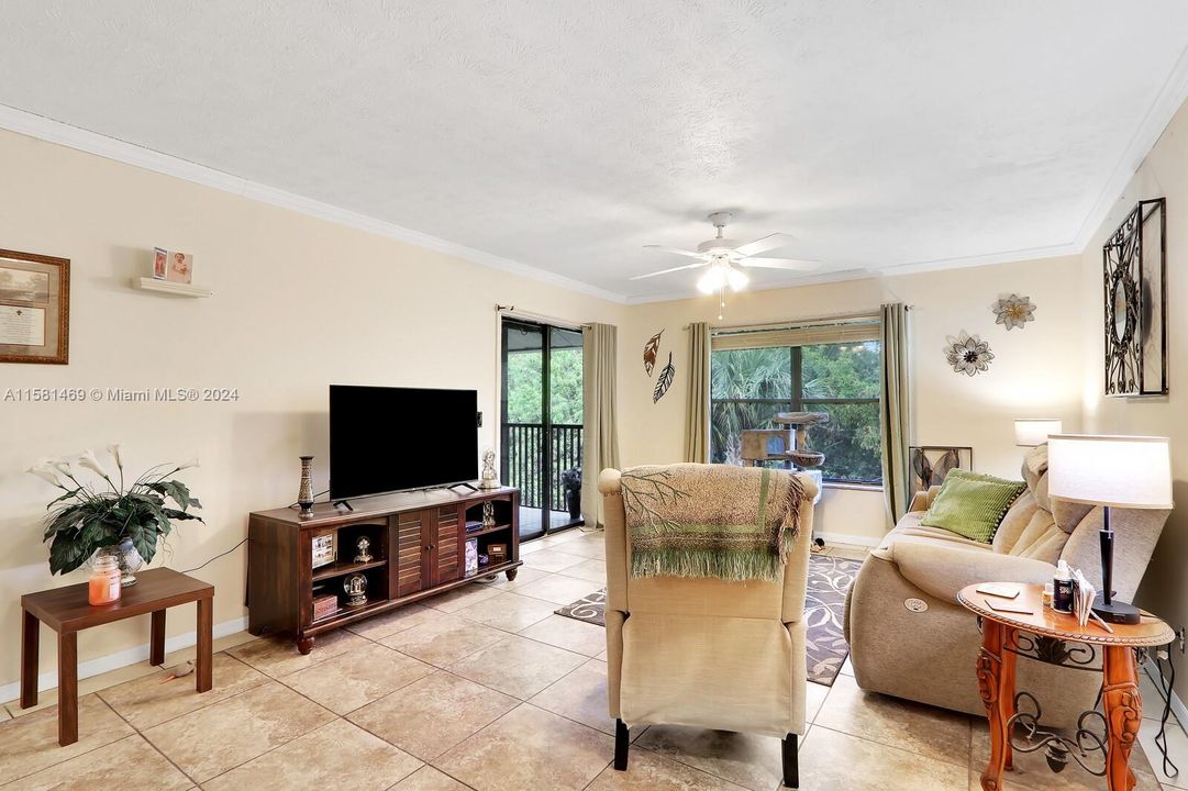 For Sale: $189,000 (2 beds, 2 baths, 967 Square Feet)