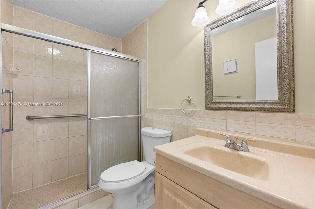 For Sale: $415,000 (2 beds, 1 baths, 1015 Square Feet)