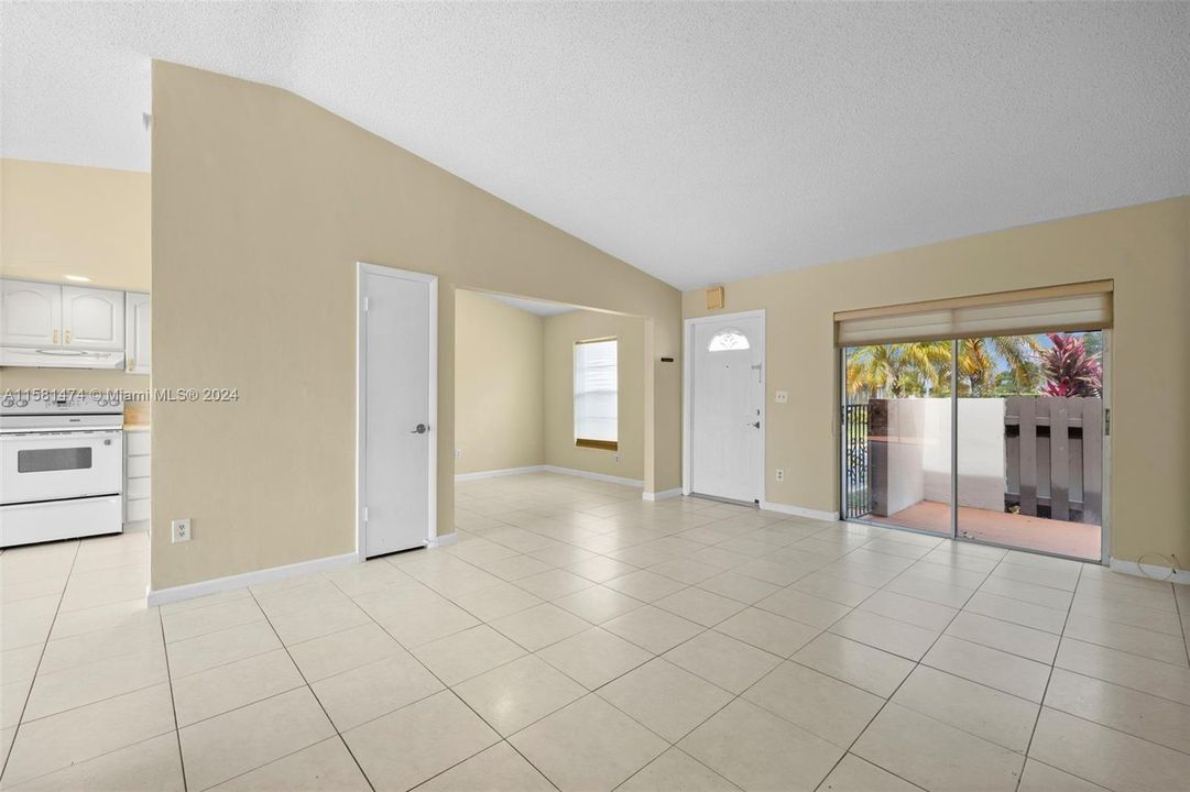 For Sale: $415,000 (2 beds, 1 baths, 1015 Square Feet)