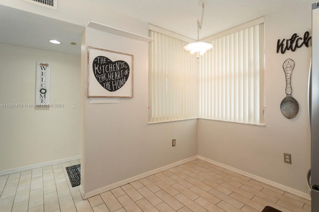For Sale: $210,000 (2 beds, 2 baths, 950 Square Feet)
