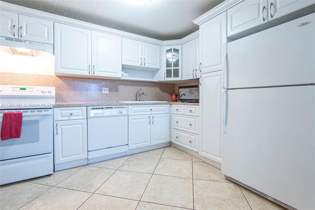 For Sale: $289,000 (2 beds, 2 baths, 1332 Square Feet)