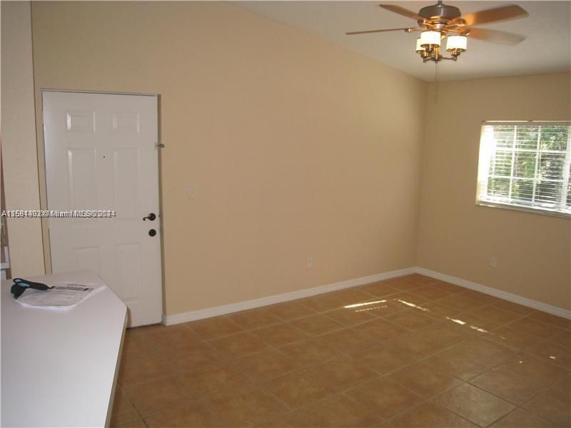 For Rent: $2,050 (2 beds, 1 baths, 749 Square Feet)