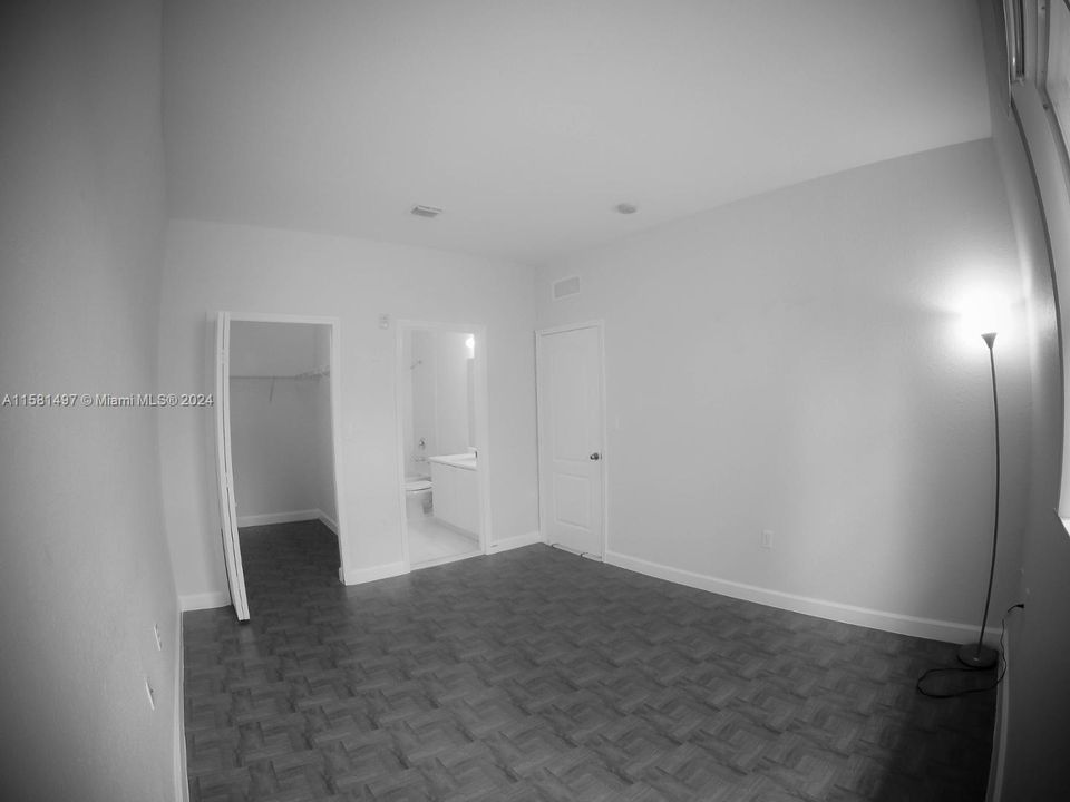For Rent: $2,000 (2 beds, 2 baths, 930 Square Feet)