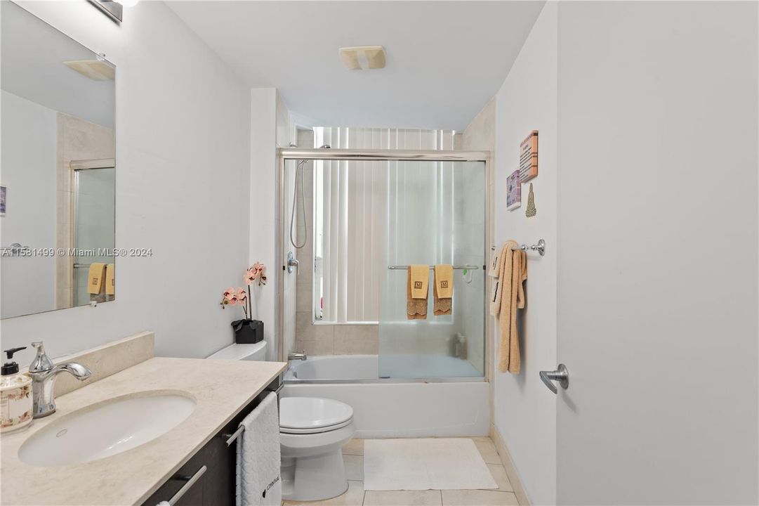 For Sale: $425,000 (1 beds, 1 baths, 794 Square Feet)