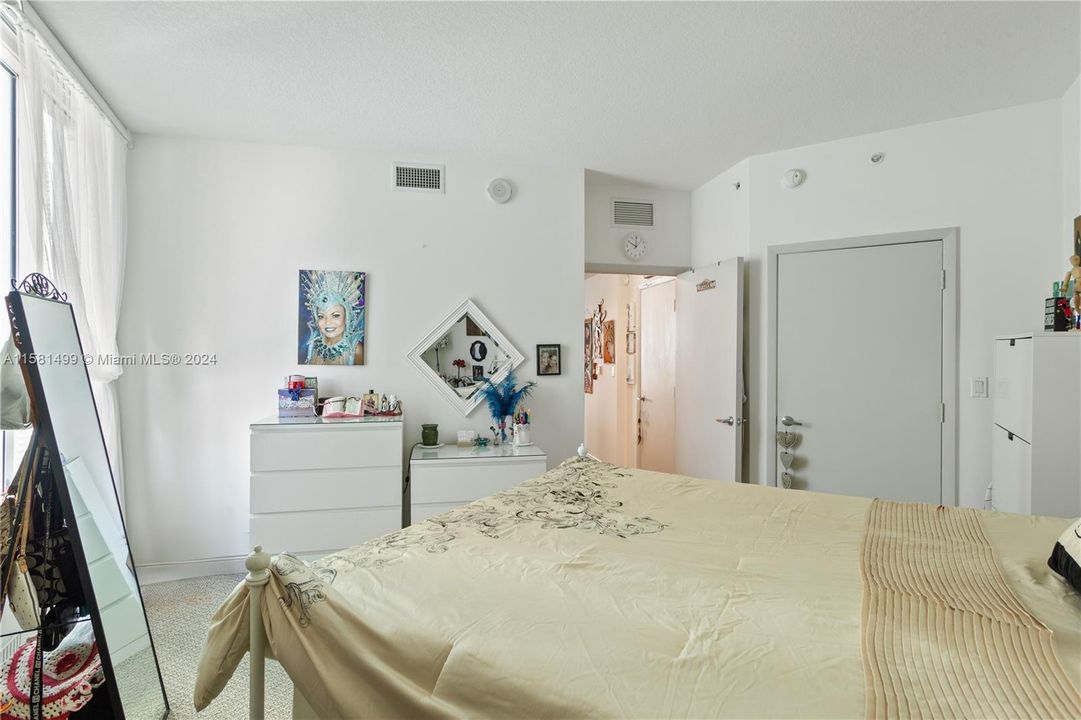 For Sale: $425,000 (1 beds, 1 baths, 794 Square Feet)