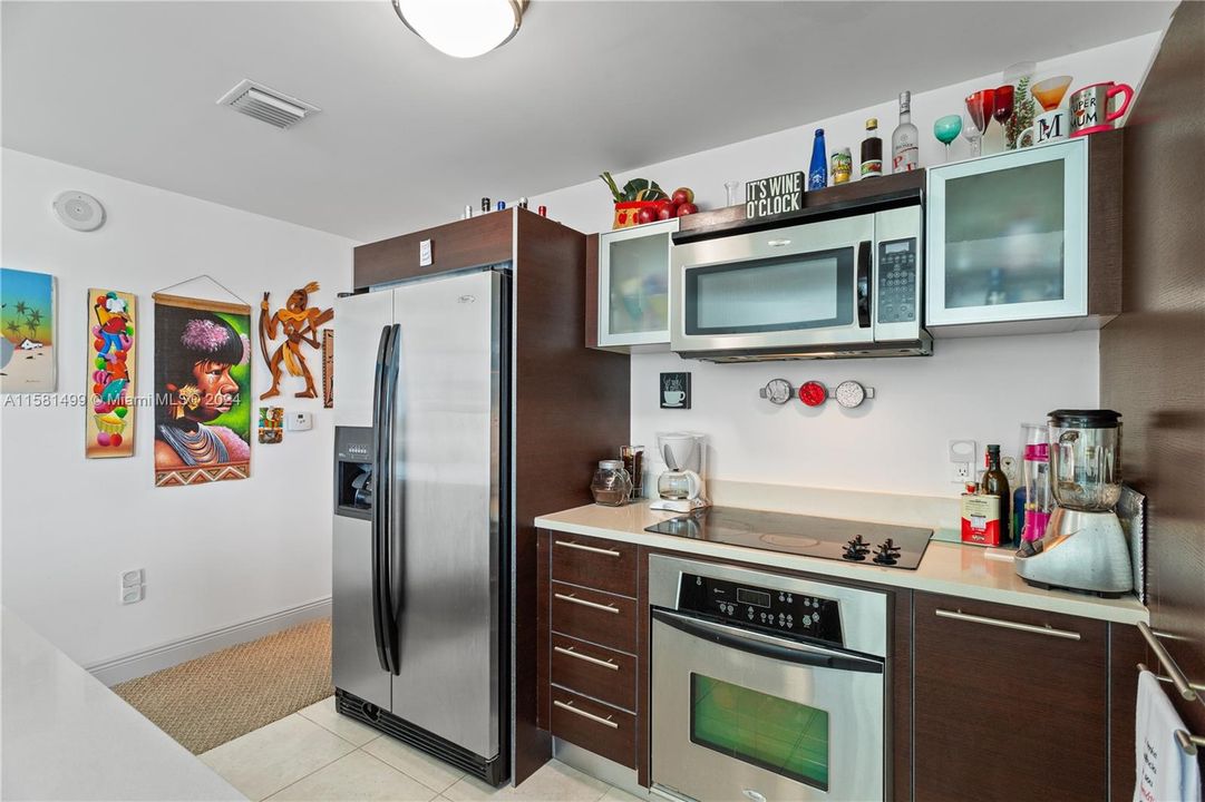 For Sale: $425,000 (1 beds, 1 baths, 794 Square Feet)