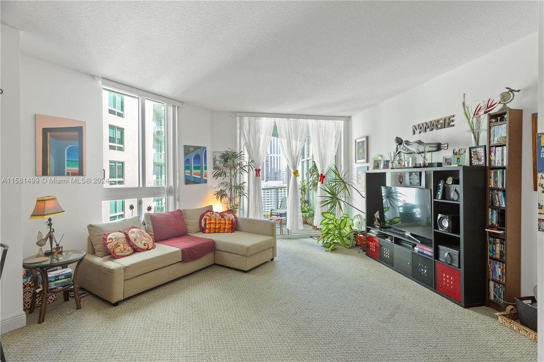 For Sale: $425,000 (1 beds, 1 baths, 794 Square Feet)