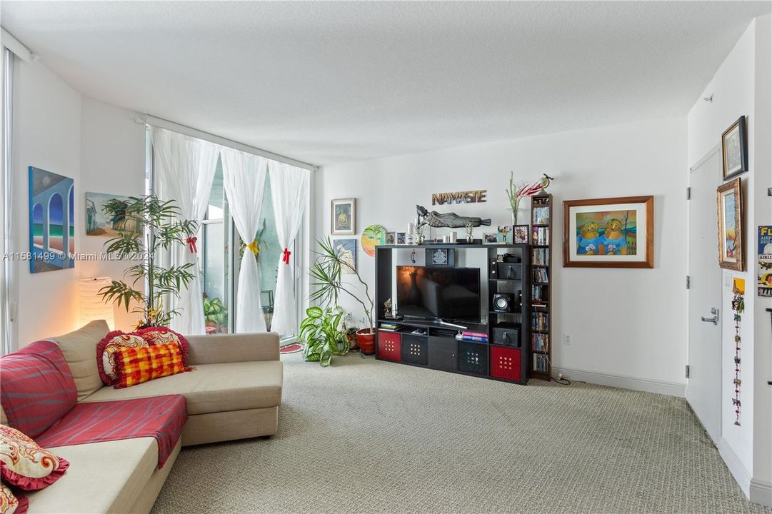 For Sale: $425,000 (1 beds, 1 baths, 794 Square Feet)