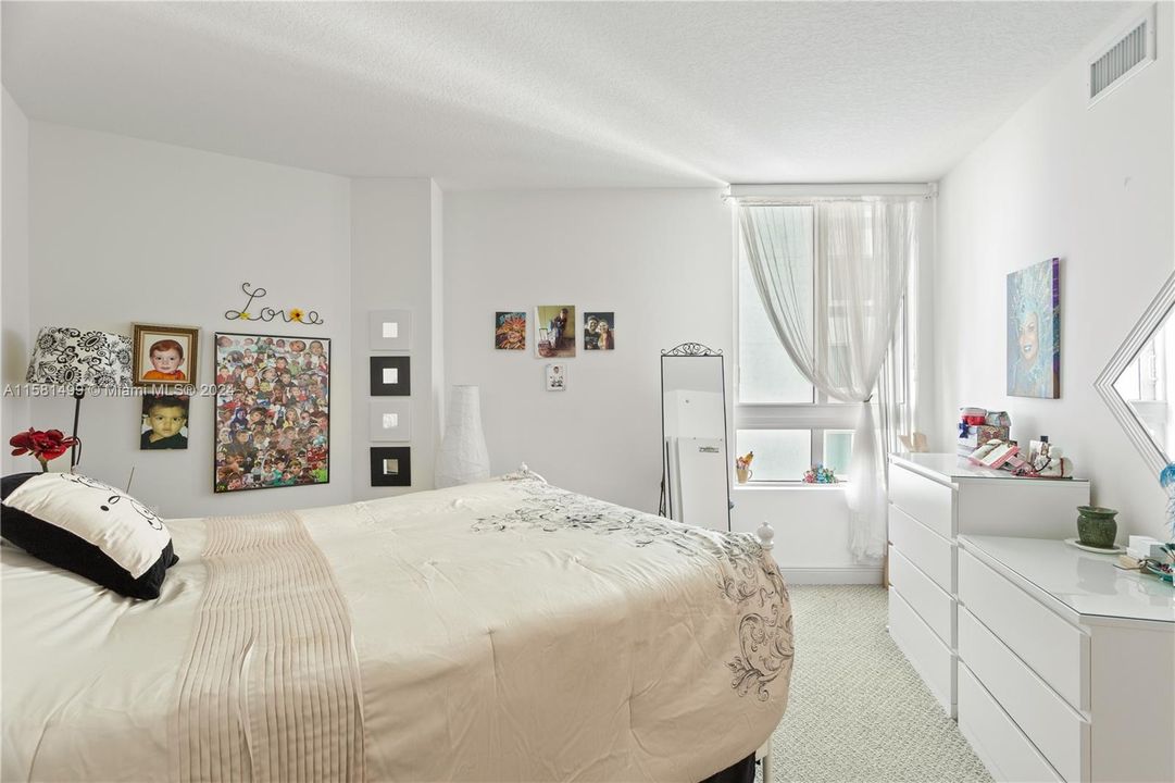 For Sale: $425,000 (1 beds, 1 baths, 794 Square Feet)