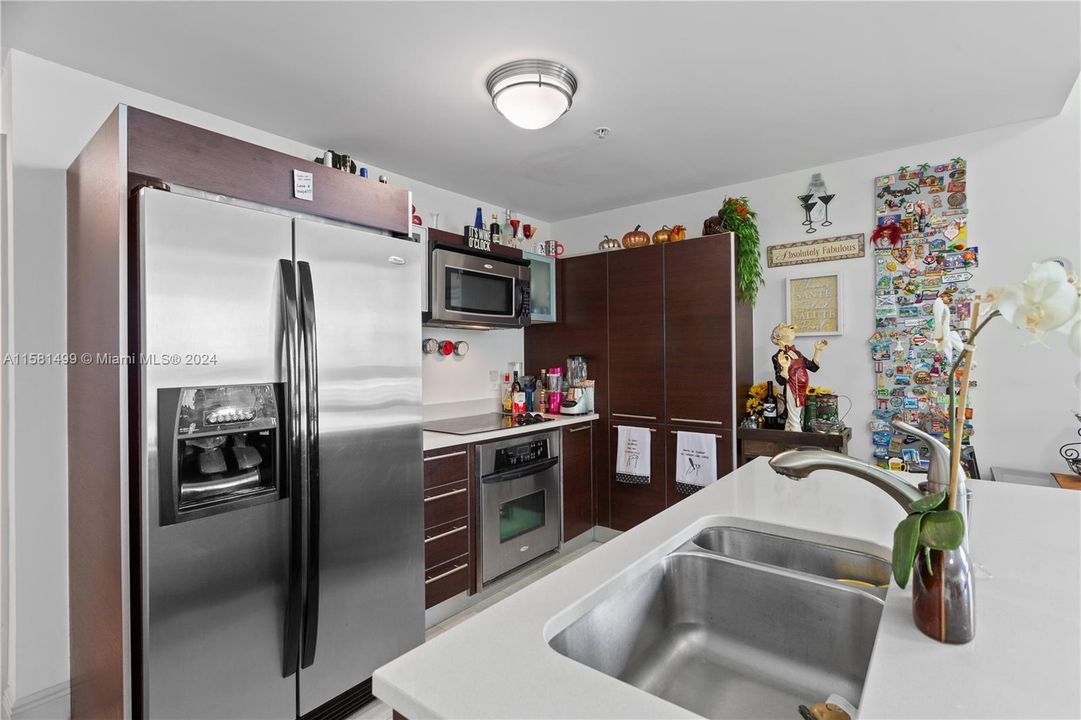 For Sale: $425,000 (1 beds, 1 baths, 794 Square Feet)