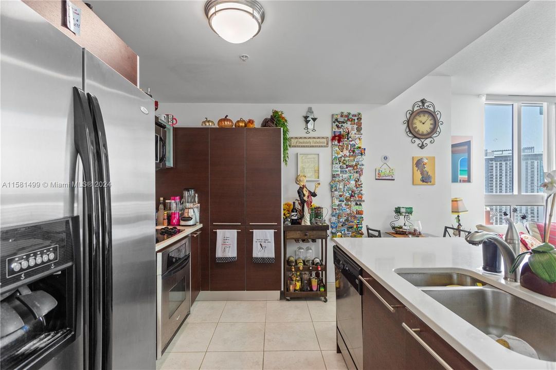 For Sale: $425,000 (1 beds, 1 baths, 794 Square Feet)