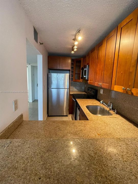 For Rent: $2,070 (1 beds, 1 baths, 706 Square Feet)