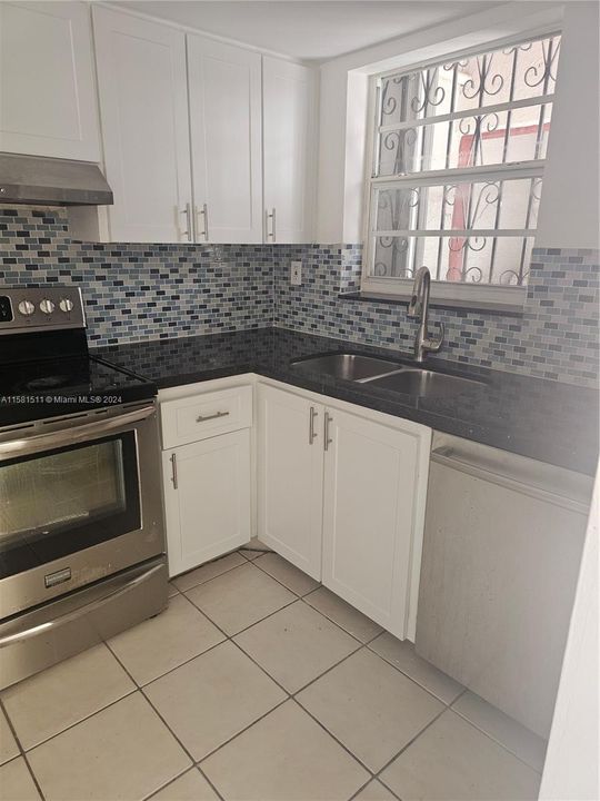 For Sale: $315,000 (2 beds, 1 baths, 1208 Square Feet)