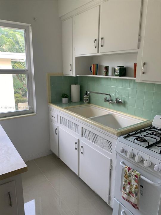 For Rent: $2,190 (2 beds, 1 baths, 815 Square Feet)